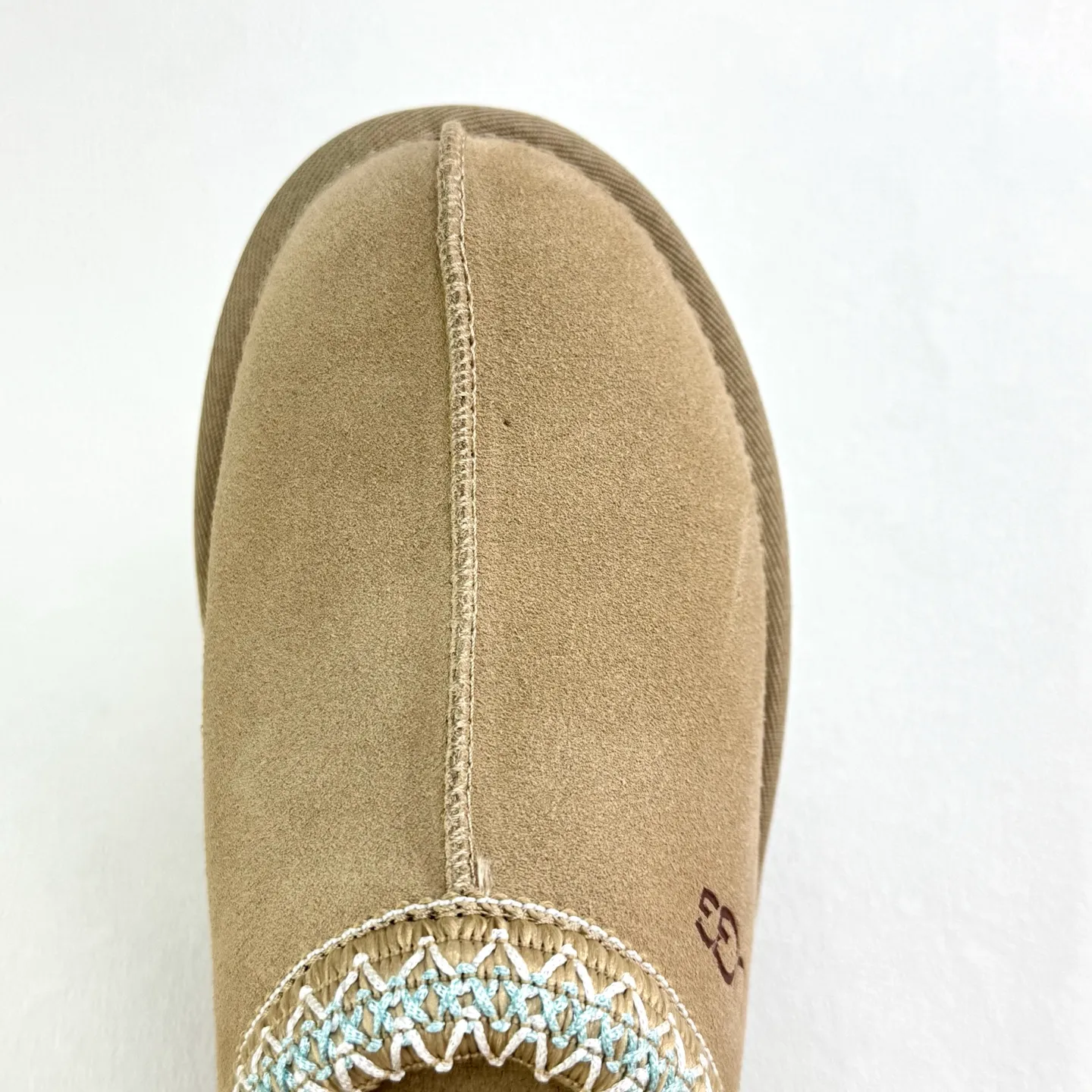💰400 UGG Tats series thickened model Mule style toe-cap 5CM half slippers Ethnic style autumn and winter snow boots High-quality sheepskin and wool Integrated with high quality Warmth and heat sealing Made of TPU molded suede upper material Embedded with artificial curly wool plush lining and 10mm UGGPURE™ implanted wool lining and removable UGGPURE™ implanted wool insole Lightweight non-slip and comfortable rubber outsole with brand LOGO With complete packaging Official item number: 11225532722 Size: 35 36 37 38 39 40
